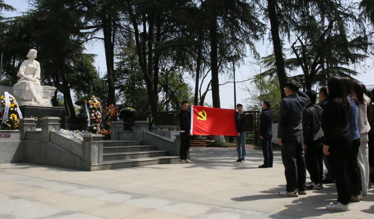 缅怀革命先烈 赓续红色精神丨pa视讯集团党委组织开展清明祭扫主题活动